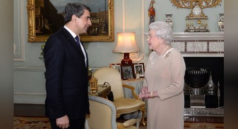 Плевнелиев дари кралица Елизабет Втора с везана българска покривка