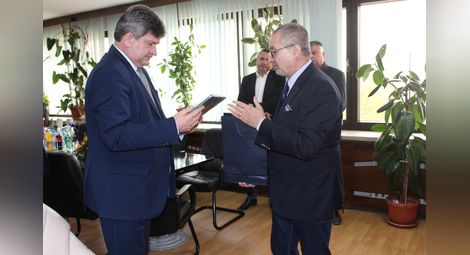 След разговорите областният управител Стефко Бурджиев и Н.Пр. Владимир Воронков си размениха подаръци.    Снимка: ОА