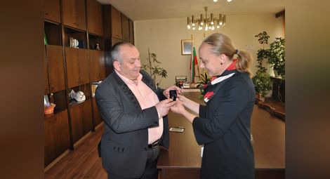 Зам.-кметът Наталия Кръстева връчва значката на Христо Димитров.                                                              Снимка: Община Русе