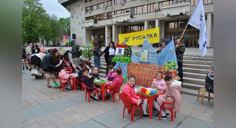 Деца от 5 русенски детски градини твориха във Великденската работилничка. Снимка: Община Русе