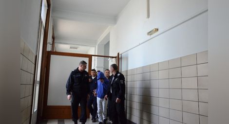 Съдебната охрана доведе Люцканов /с тъмния анцунг/ заедно с друг арестант.                               Снимка: Красимир СТОЯНОВ