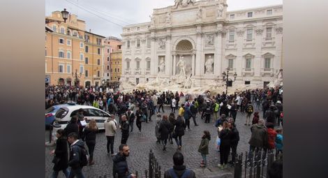 Папата и площад „Свети Петър“ в Рим с военна охрана за Великденските служби