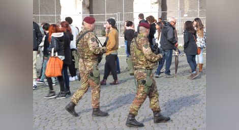 Папата и площад „Свети Петър“ в Рим с военна охрана за Великденските служби
