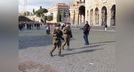 Тежко въоръжени части патрулират в центъра на Рим.