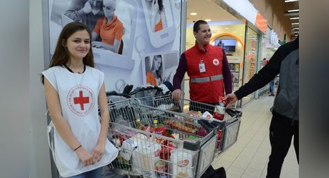 За шести пореден път Интеракт клуб Русе, който е част от Ротари клуб, организира кампанията "Купи и дари". Пред големи русенски хипермаркети младежите от Интеракт и доброволци от Младежкия БЧК приканваха русенци при пазаруването да помислят и за бедните х