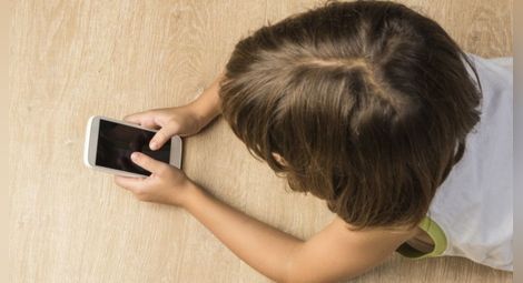 С какво са опасни смартфоните и таблетите за малките деца?