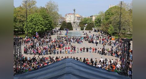 „Великденско хоро“ се изви на площада в Русе
