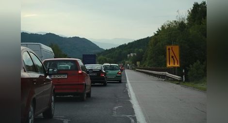 Катастрофа затруднява движението по магистрала "Хемус" в посока София
