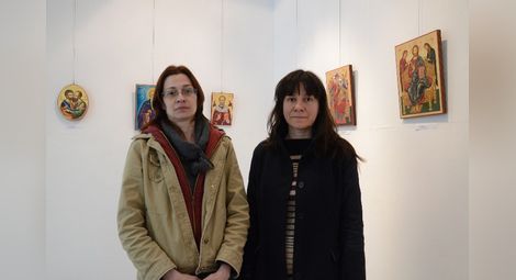Двете иконописки Димитринка Иванова /вляво/ и Надежда Колева в изложбената зала.             Снимка: Красимир СТОЯНОВ