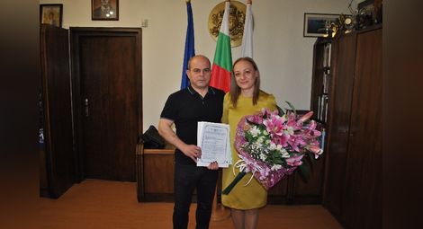 Кметът Пламен Стоилов беше сред първите, които поздравиха рожденичката Наталия Кръстева. 		Снимка: Община Русе