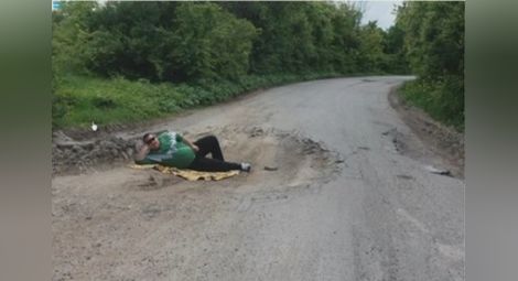 Запълват дупките по пътя Борово-Пет кладенци, които се прочуха с легнал протест на шофьор