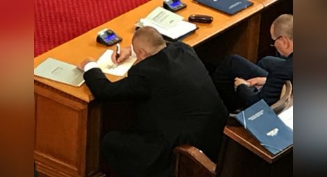 Борисов го изби на творчество в парламента!