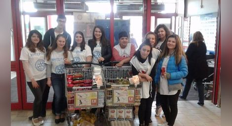 Млади ротарианци и червенокръстци с част от продуктите, дарени от клиенти на включените в акцията магазини.                                                                                                        Снимка: Ротаракт - Русе