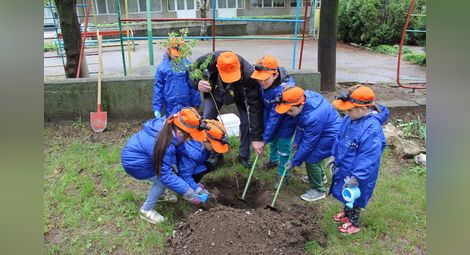 Деца садят дървета за Деня на земята