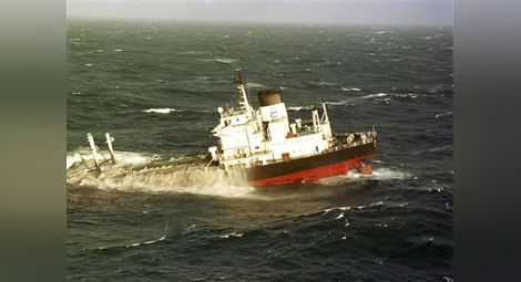 Руски военен кораб потъва в Черно море, екипажът е в безопасност