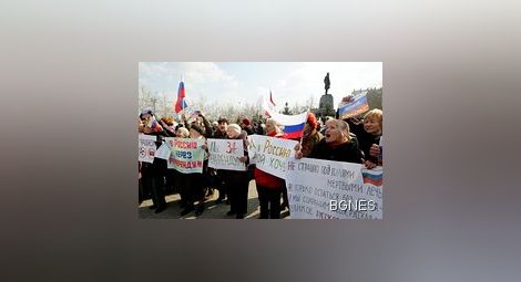 Офанзива на проруски активисти в Крим, Киев изпраща двама министри