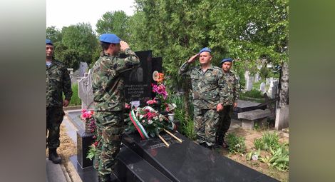 Командоси отдадоха почит на загиналия в Ирак офицерски кандидат Валентин Донев