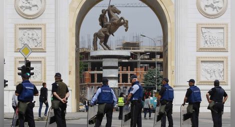 Откриха самоделна бомба в македонския парламент