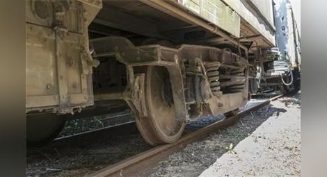 Товарен влак дерайлира в района на Пирдоп