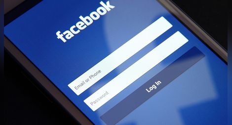 "Фейсбук" наема 3000 души да следят съдържанието