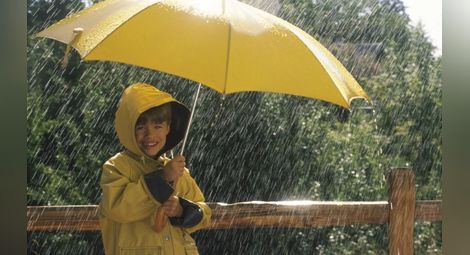 Жълт код за интензивни валежи в 18 области
