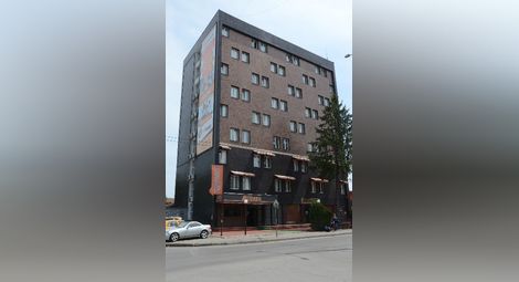 Гост на хотел плаши със скок от петия етаж след коктейл от алкохол и дрога