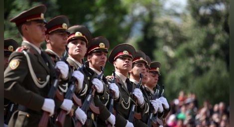 Каракачанов иска да въведе военно обучение в гимназиите от 2018 г.