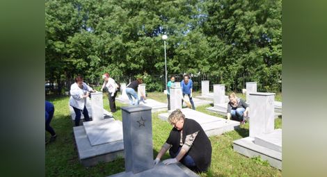 Почистиха паметниците в руското военно гробище за Девети май