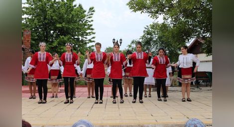 Християни и мюсюлмани в Семерджиево празнуваха Гергьовден с песни и танци