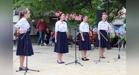 Християни и мюсюлмани в Семерджиево празнуваха Гергьовден с песни и танци