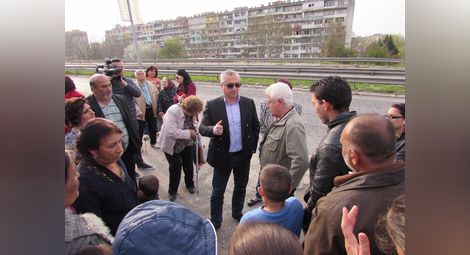 Зам.-кметът Димитър Наков обеща на протестиращите жители на „Родина 4“ съдействие за надлеза.  Снимка: Архив „Утро“