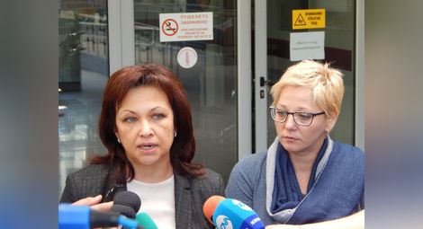 Д-р Ева Цонкова /вляво/ и пиарката на болницата Стела Кръстева разказаха за инцидента.	    Снимка: Красимир СТОЯНОВ