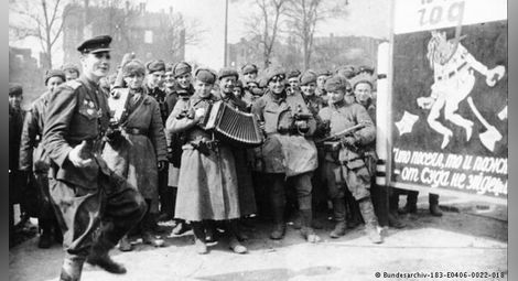 Частушки в Берлин - съветски войници празнуват победата във войната