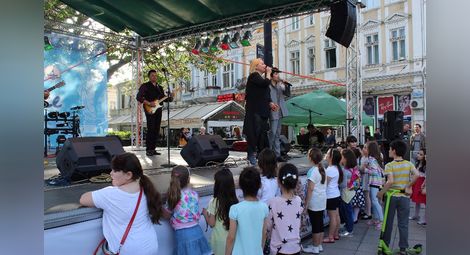 Стотици пяха с любимата Тони Димитрова на площада