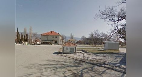 Приеха 14-годишен в болница с черепна травма след сбиване в училище в Сливен