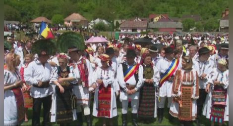 Румънци поставиха рекорд на „Гинес” за най-дългото хоро в света