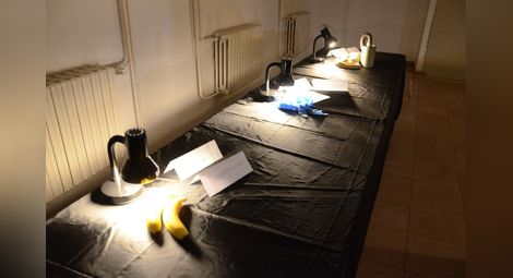 Налъмите и бананите от две гледни  точки показва инсталация в музея