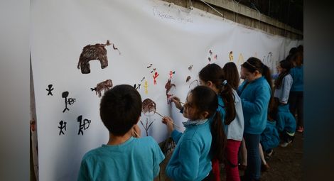 Децата рисуваха на грамадни хартиени пана в двора на училището.  Снимка: Красимир СТОЯНОВ