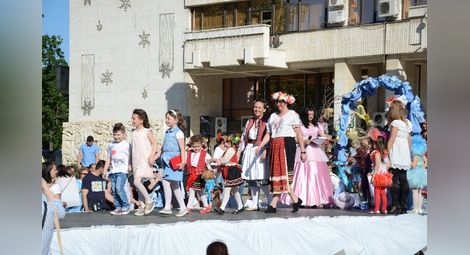Модно ревю на детски градини  препълни с народ площада