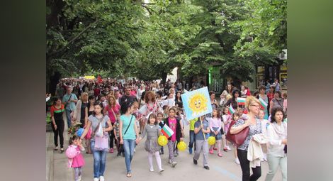 Празнично шествие повеждат  ученици и учители на 24 май