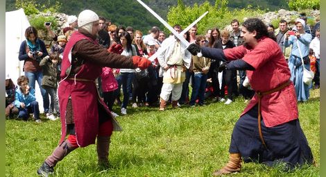 Средновековни воини кръстосват оръжия  на фестивала на Червенската крепост