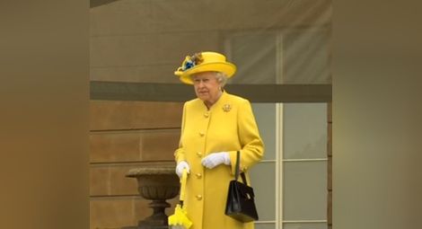 Кралица Елизабет II посети пострадалите при атентатa в Манчестър (Видео)