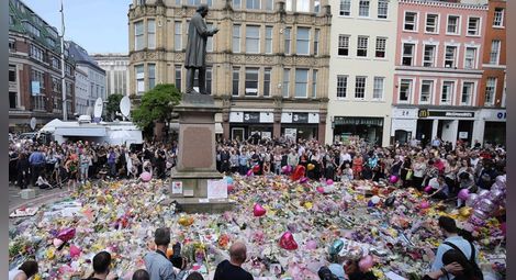 Великобритания почете жертвите на атентата в Манчестър с минута мълчание