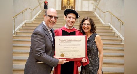 Марк Зукърбърг се дипломира 12 години след като напусна Харвард