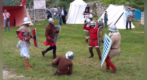 Средновекодни воини кръстосаха оръжия на крепостта Червен