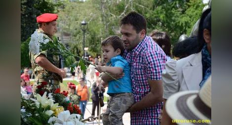Стотина русенци почетоха  паметта на Ботев и героите