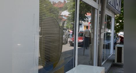 Стъклото на аптека „Марешки“ счупено заради 200 лева