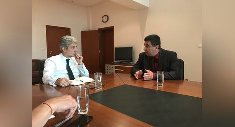 Областният управител Галин Григоров разговаря с екоминистъра Нено Димов.  Снимка: ОА