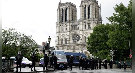 Френската полиция е стреляла по нападател пред катедралата „Света Богородица“
