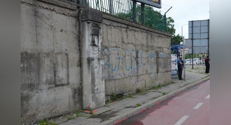 Гражданин пита: Не заслужава ли цвете и барелефът на Ботев на едноименния булевард?